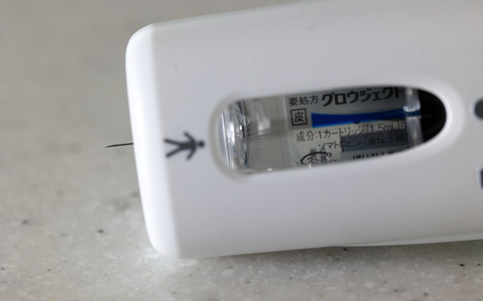 電動式医薬品注入器「グロウジェクター®L」。注射ボタンを押すと電動で隠れていた針が出る。